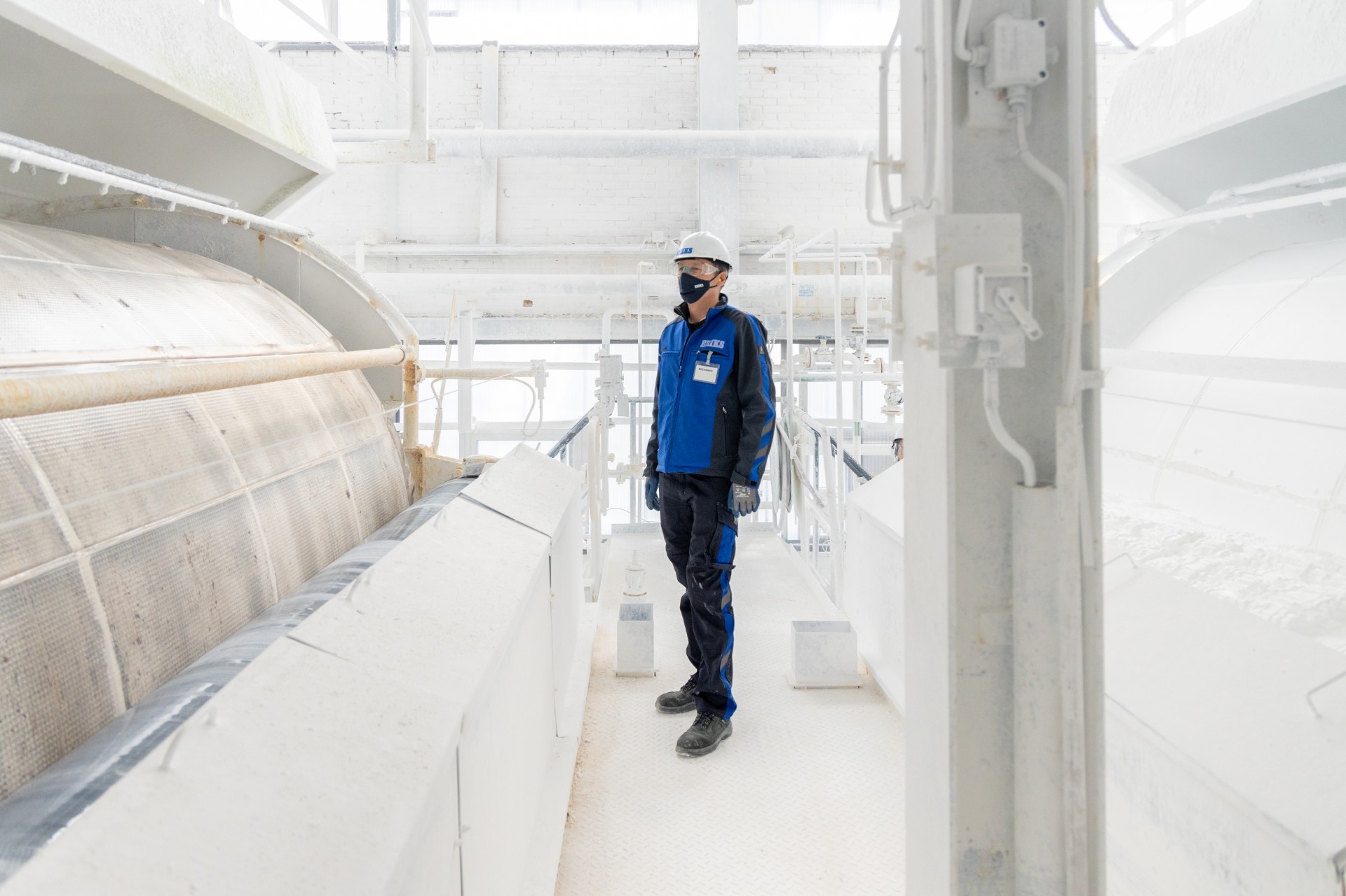 Optimisation des stocks pour l'industrie chimique Spécialiste ERIKS devant une application de produits chimiques d'où s'échappe de la vapeur